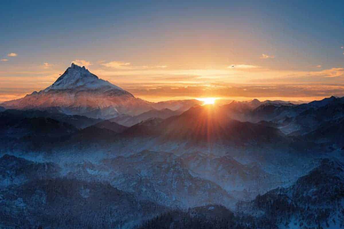 eastern himalayas peaks golden sunlight glow darjeeling sandakphu retreat saahil mehta